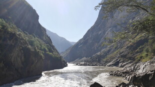 壮丽峡谷中的湍急河流