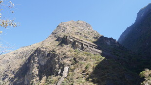 巍峨山峦 峭壁间绿意点缀