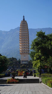 巍峨古塔屹立于山水间