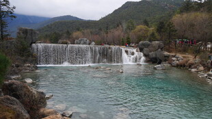 山间秀丽瀑布与清澈湖水