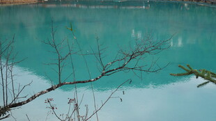 清澈蓝绿色湖水景致