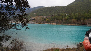 湖畔美景 人赏秀丽山水