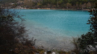 蓝湖美景 周边林木环绕