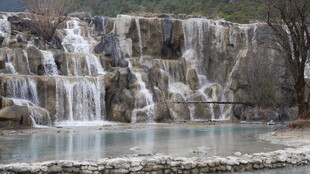 山间层叠瀑布景观