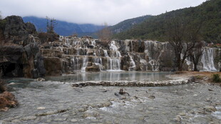 山间壮丽瀑布景观