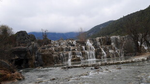 山间流水瀑布景观