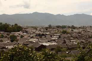 俯瞰古朴村落与远山