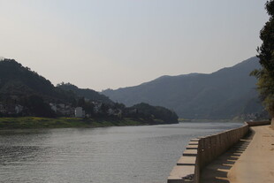 江边漫步景 宁静山水情