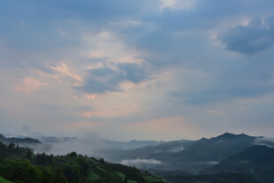 山间晨景 云雾缭绕之美
