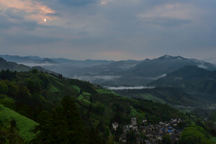 山间暮色中的宁静村落