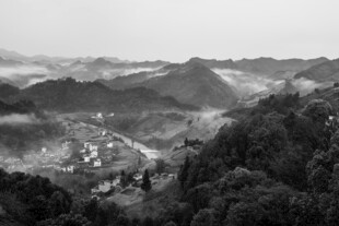 山间云雾缭绕的壮美景色