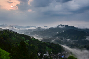 山间云雾缭绕的壮美景色