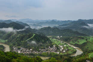 山间村落 云雾缭绕美景