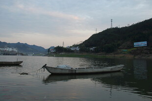 宁静湖面的停泊小船