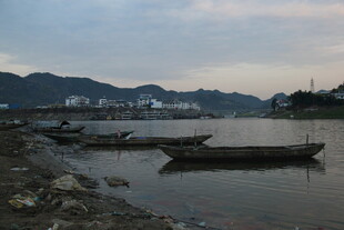 江边停泊的几艘古朴小船