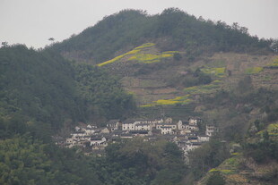 山村春色 青山环抱的村落
