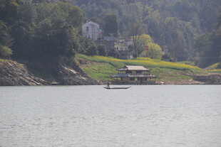 湖畔小屋 静谧山水风光
