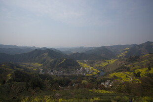 山间春色美景如画