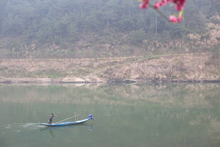 湖中小舟悠然景