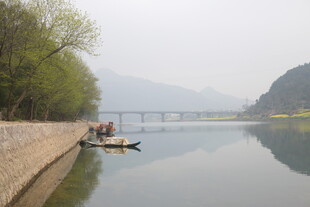 河畔小船 静谧山水风光