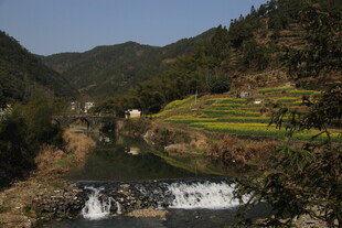 山间溪流与梯田美景