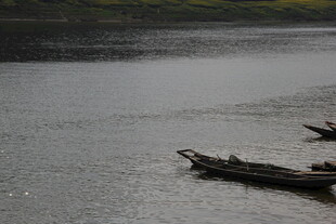 宁静湖面的古朴小船