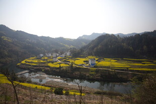 山间河畔的美丽田园风光