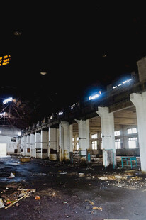 夜晚空旷的老旧停车区域