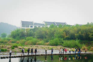 湖畔中式建筑与游人景致