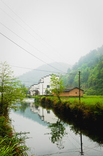 烟雨乡村小河畔美景