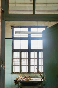 老旧厂房内的大窗户