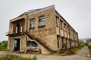 废弃旧楼尽显沧桑