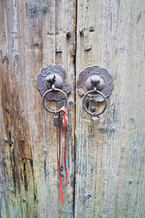 古朴木门上的双铜门环