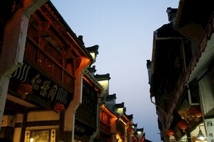 婺源古街夜景 传统建筑韵味浓