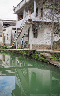 婺源水乡古宅旁的清幽小河