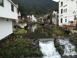 婺源溪边白墙村落美景