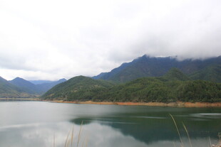 婺源山水相依的静谧湖景