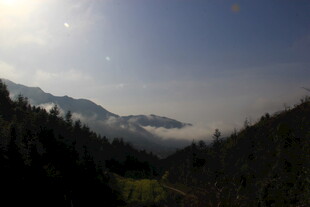 婺源山间云雾缭绕的壮美景色