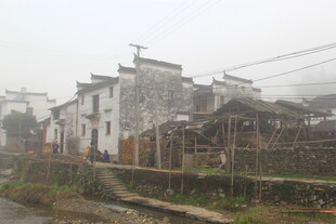婺源烟雨朦胧中的古朴村落