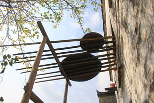 婺源传统晾晒架上的圆形器物