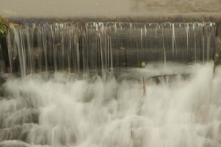 婺源小瀑布水流倾泻而下