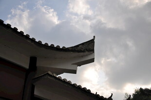 婺源中式屋檐 天际云影相伴