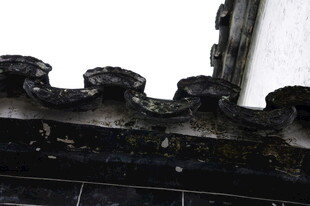 婺源中式古建筑屋檐局部特写