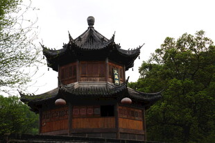 婺源中式古亭立于葱郁林间