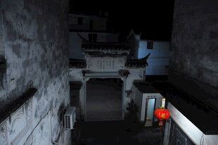 婺源古巷夜景 红灯映照古建筑