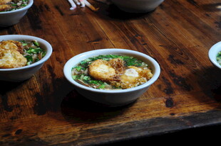 婺源木桌上的美味特色小碗菜