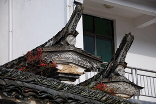 婺源中式古建筑屋檐精美一角