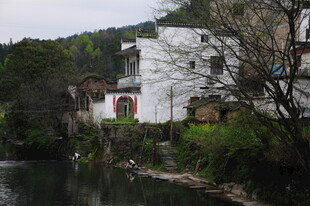 婺源溪边白墙黑瓦的古朴民居