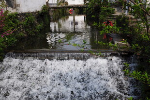 婺源山间流水潺潺的美丽景致