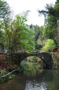 婺源石桥横跨绿水 林木环绕